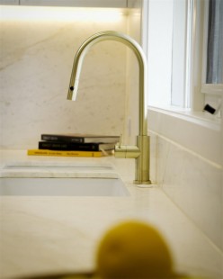 Выдвижной смеситель для кухни, с функцией распыления овощей, Lotis, цвет: золото