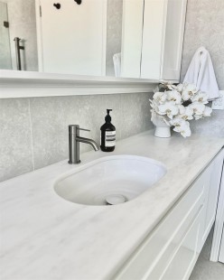 Смеситель для раковины Lotis Mone 1001BMB цвет brushed metall brass