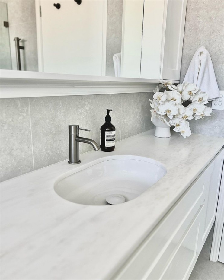 Смеситель для раковины Lotis Mone 1001BMB цвет brushed metall brass