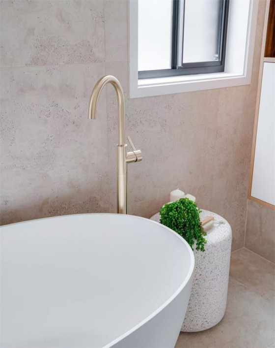 Смеситель для раковины Lotis Mone 1010BB напольный, цвет brushed brass