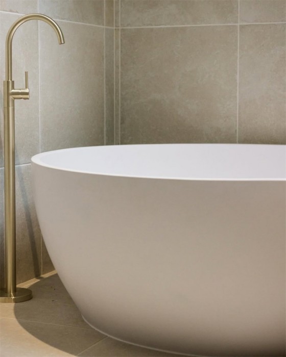 Смеситель для раковины Lotis Mone 1010BB напольный, цвет brushed brass